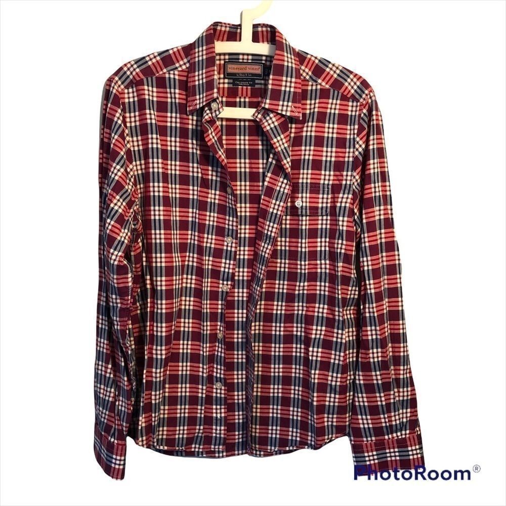 Vineyard Vines Collegiate Fit button down shirt.